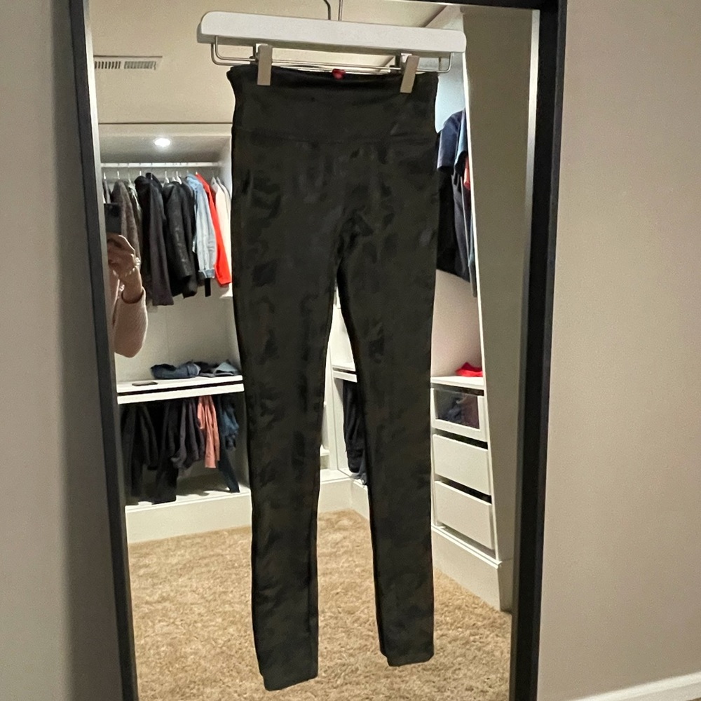 Incredible SPANX faux leather matte green camo / camouflage leggings, XS, EUC